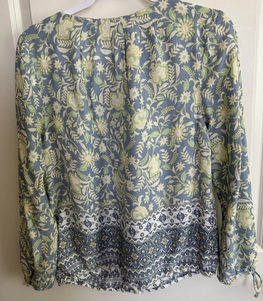 Blusa manga larga Lucky Brand talla M con botones de acento Foto 4 de 4