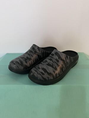 oofos camo clogs