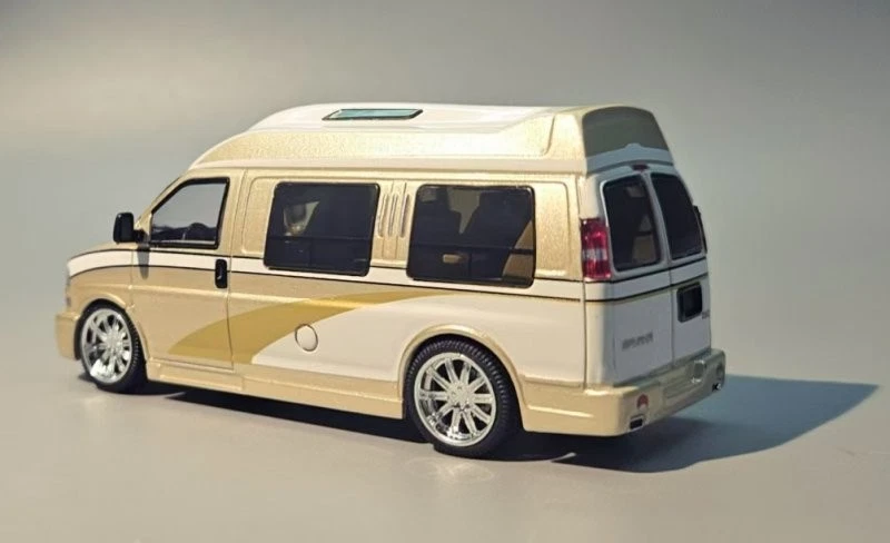 GMC Savanna - Travel Business Edition - gold - GOC 1:64 - Immagine 3 di 4