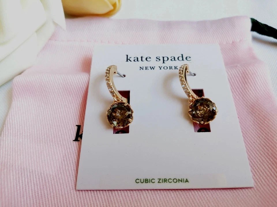 Pendientes Huggies Kate Spade That Sparkle Pave en diamante negro Foto 3 de 3