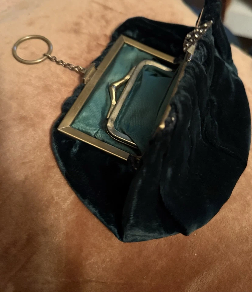 Antiga bolsa de mão Art Deco vintage verde veludo anel de strass bronze - Imagem 3 de 4