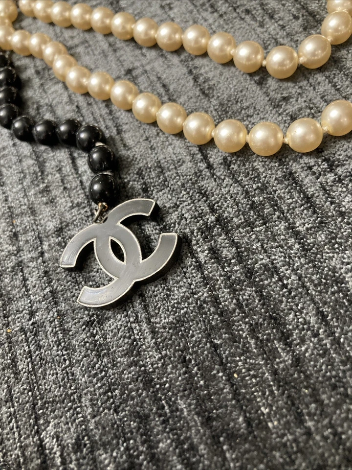 Deslumbrante Collar Chanel Genuino Perla 2 Tonos Blanco y Negro Foto 2 de 4