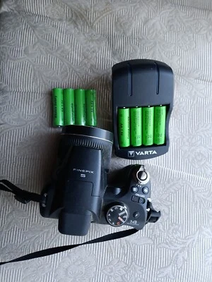 Fujifilm FinePix S4000 Series 14.0MP +Varta Charger+ für AA - Bild 1 von 4
