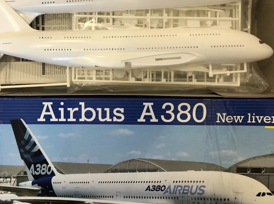 Revell AEREO DI LINEA Airbus A380 New livery First Flight 1:144 N. 04218. Bello. - Immagine 3 di 4