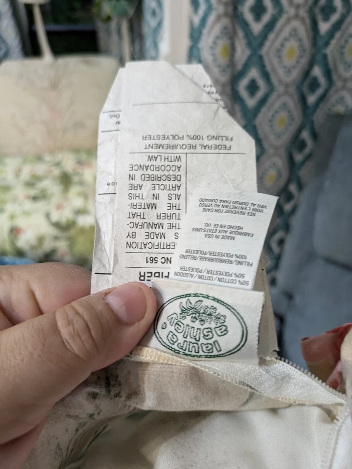 Almohada decorativa vintage con volantes florales de cabaña rosa Laura Ashley Foto 4 de 4