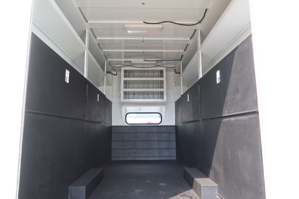 4400 DIESEL 11FT ENCLOSED WELDER GEN COMPRESSOR SERVICE TRUCK 52K