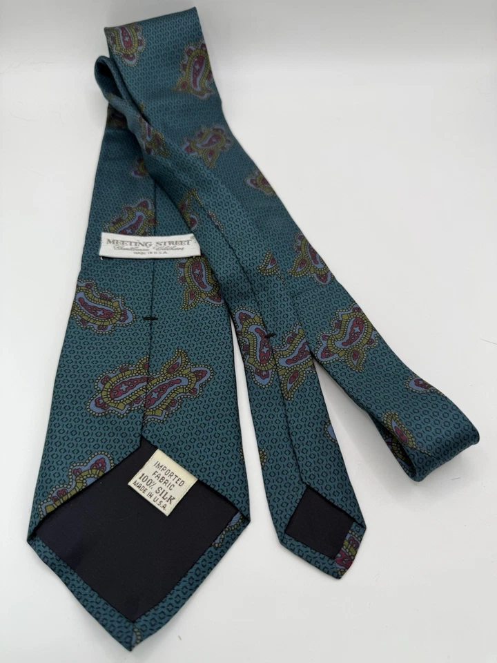 Corbata vibrante de seda multicolor Paisley Meeting Street; Hecha en EE. UU. Elegante  Foto 3 de 4