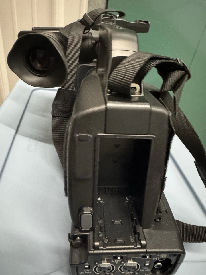 Panasonic AGHMC40P 3Mos Avccam Handheld Camcorder - Black - Image 2 of 4