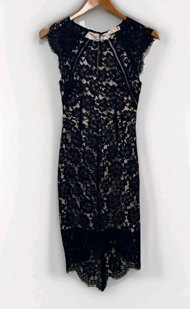 versailles lace dress Used Monique Lhuillier Versailles with Veil Wedding Dress