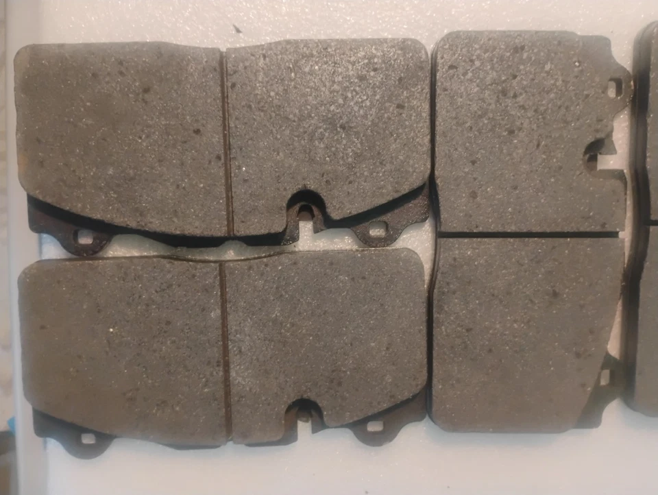 Nuevas pastillas de freno delanteras OEM GM Brembo 2009-13 Chevy Corvette ZR1 para rotores de carbono Foto 3 de 4