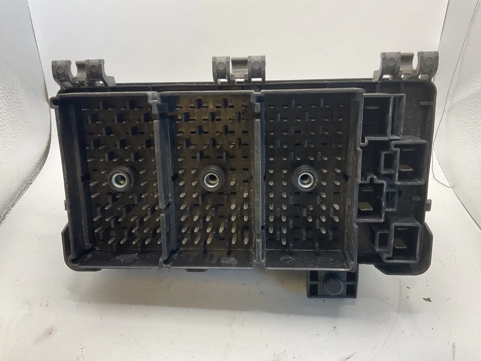 2002 Saturn L100 Fuse Box w/ Lid - Image 2 of 3