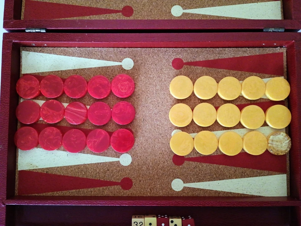 Vintage Bakelite Cardinal Backgammon Set Swirl Marbled Red Butterscotch Chips - Image 4 of 4