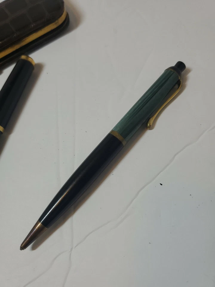 JUEGO 2 PLUMAS ESTILOGRÁFICAS PELIKAN 400 14K 585 FF NUEVO EN CAJA LÁPIZ 450 ESTUCHE DE CUERO  Foto 2 de 4