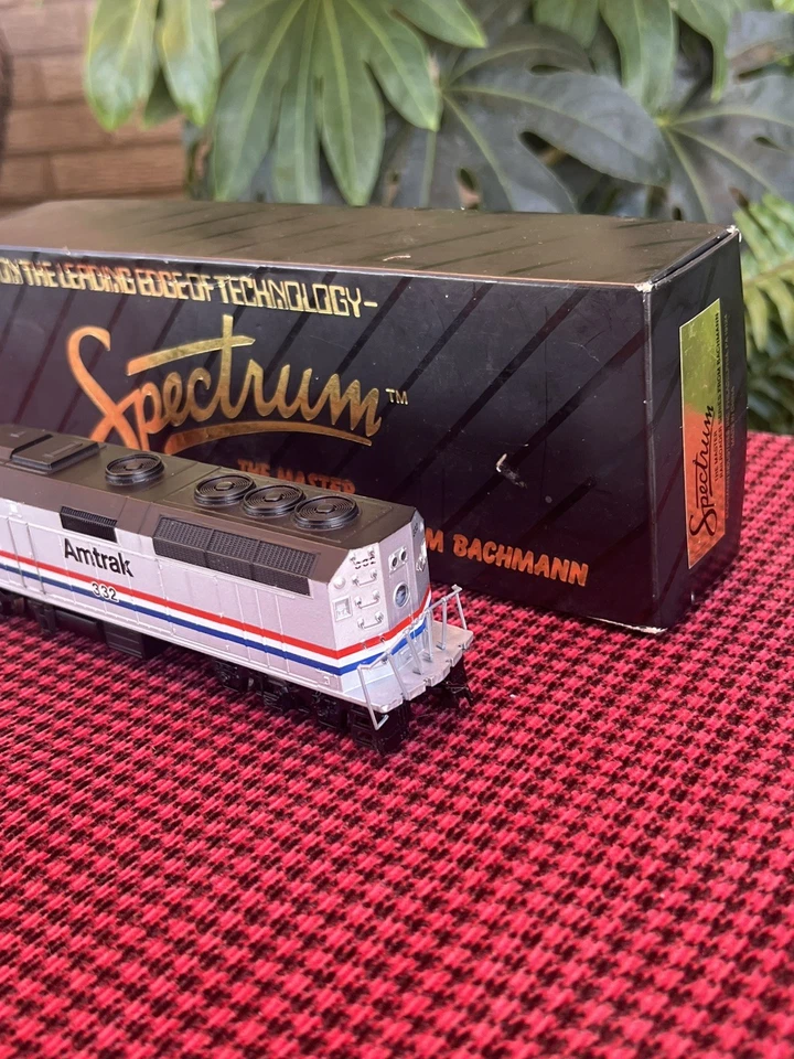 HO scale Bachmann Spectrum 87020 AMTRAK F40PH Phase III Diesel Locomotive #332 - Image 3 of 4