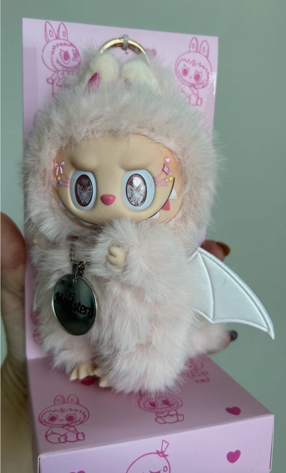 Llavero Muñeca Peluche Dragón Rosa Labu - Serie Monstruo, Juguete Coleccionista en Caja Foto 2 de 4