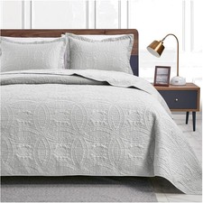 Contemporary Light Grey Quilt Set for Queen Bed - 3-Piece Bedding Solution