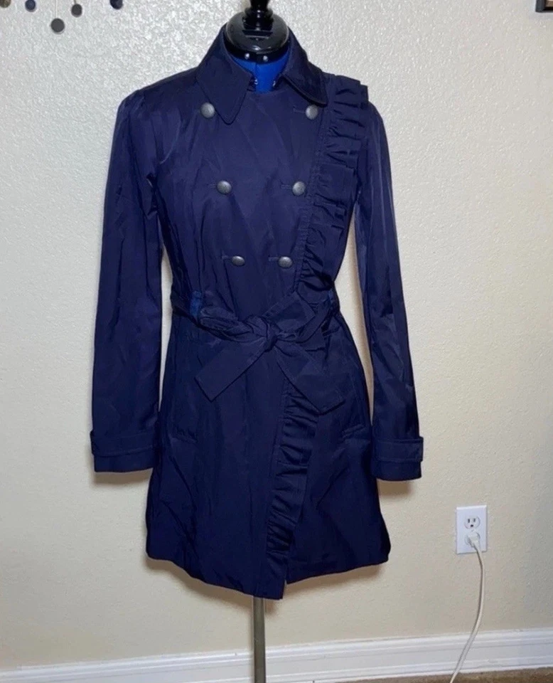 Gabardina para mujer Elevenses 0 azul marino con volantes doble botonadura y cinturón longitud media Foto 2 de 4