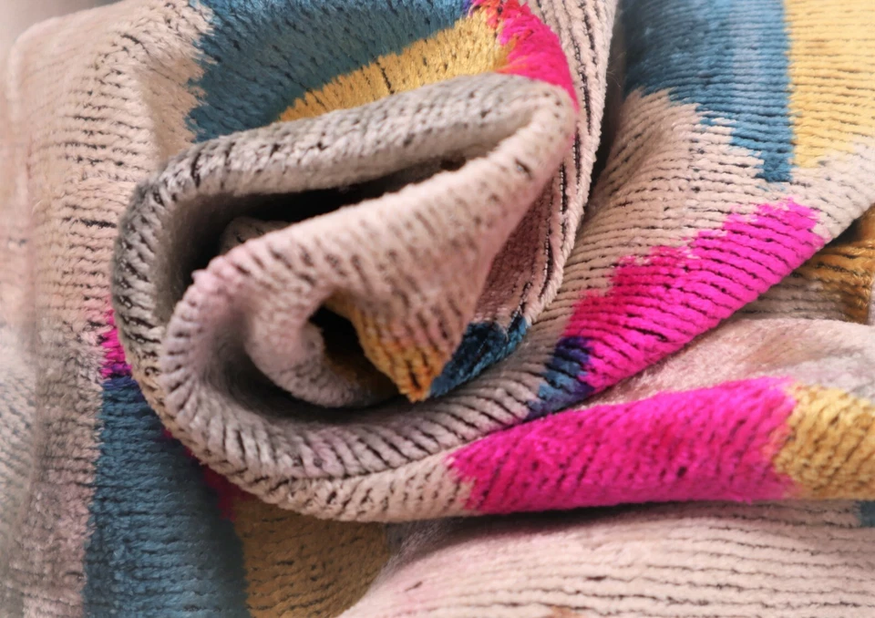 Almohada de terciopelo de plumas geométrica hecha a mano rosa 16 x 24 pulgadas (40 x 60 cm) Foto 4 de 4