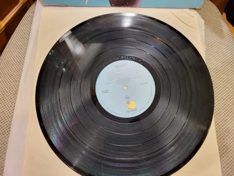 Grace Jones Portfolio LP Island 90038-1 NM Vinyl VG+ Gatefold Purple Label Disco Foto 3 de 4
