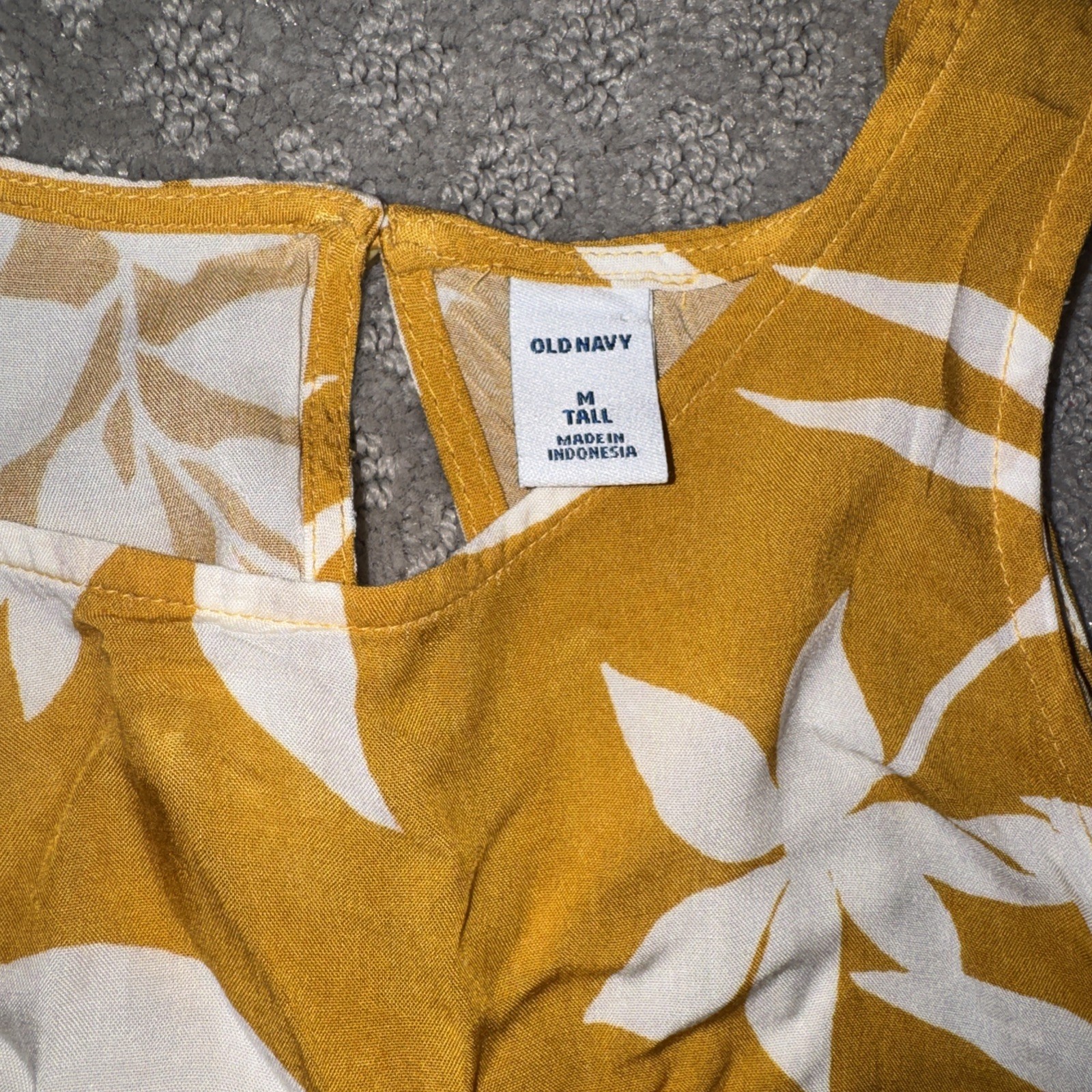 Old Navy Women Tank Top  Yellow Floral keyhole back  flowy thin white M tall