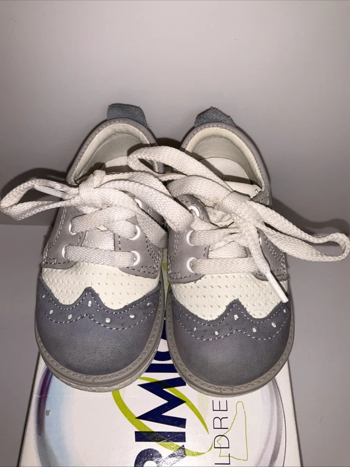 Lindo tamanho 19 PRIMIGI sapatos infantis em branco e cinza com caixa - Imagem 4 de 4