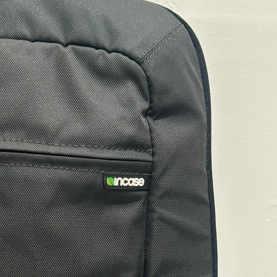 Bolso Mochila para Laptop Incase Icon Negro Nylon Tech Correa Ajustable Acolchada Espalda Foto 3 de 4