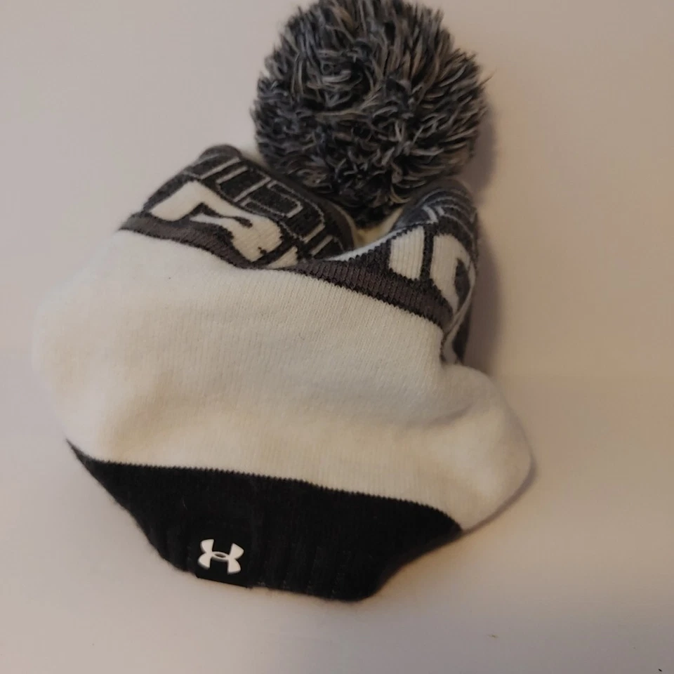 Gorro de punto para niños Under Armour en negro, blanco y gris para jóvenes con pompón Foto 3 de 4