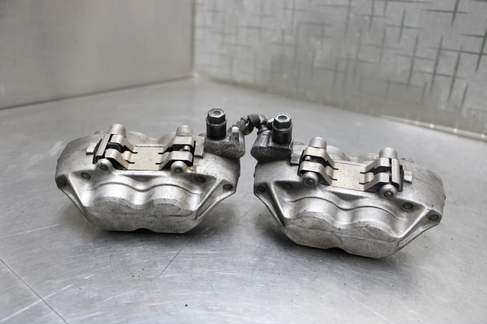 98-99 HONDA CBR 900RR Front Wheel Brake Calipers Set Foto 4 de 4