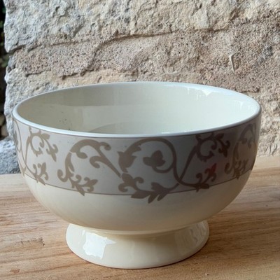 Französische Natur Elfenbein Café au Lait Schale - feiner Eisenstein, elegantes Schnörkelmotiv