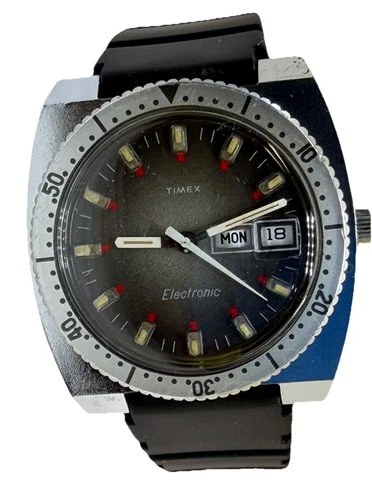 VINTAGE TIMEX ELECTRONIC  DATE DIVER SPORT DIAL QUARTZ MEN'S SILVER Running