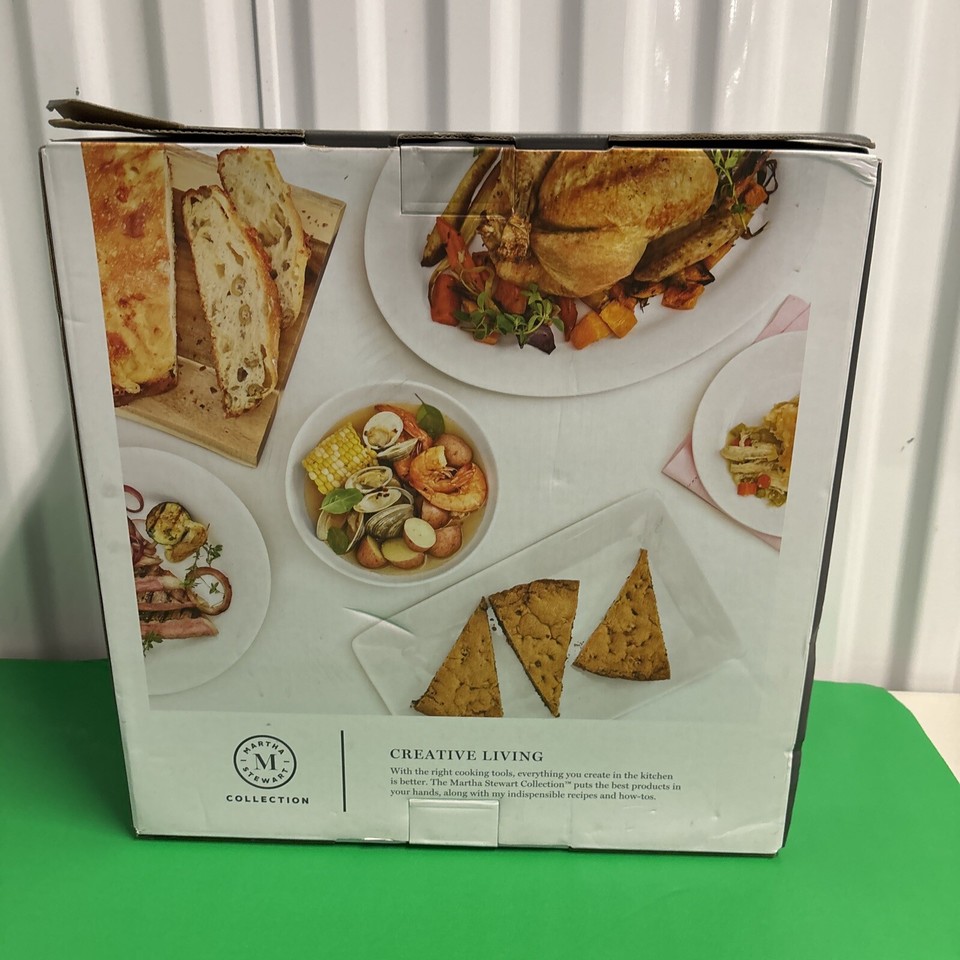 MARTHA STEWART 8 qt/7.57 L Round Enamel Cast Iron Dutch Oven Navy Open