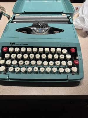  VINTAGE  Smith Corona Super Sky Writer Typewriter Starmist Blue with Case