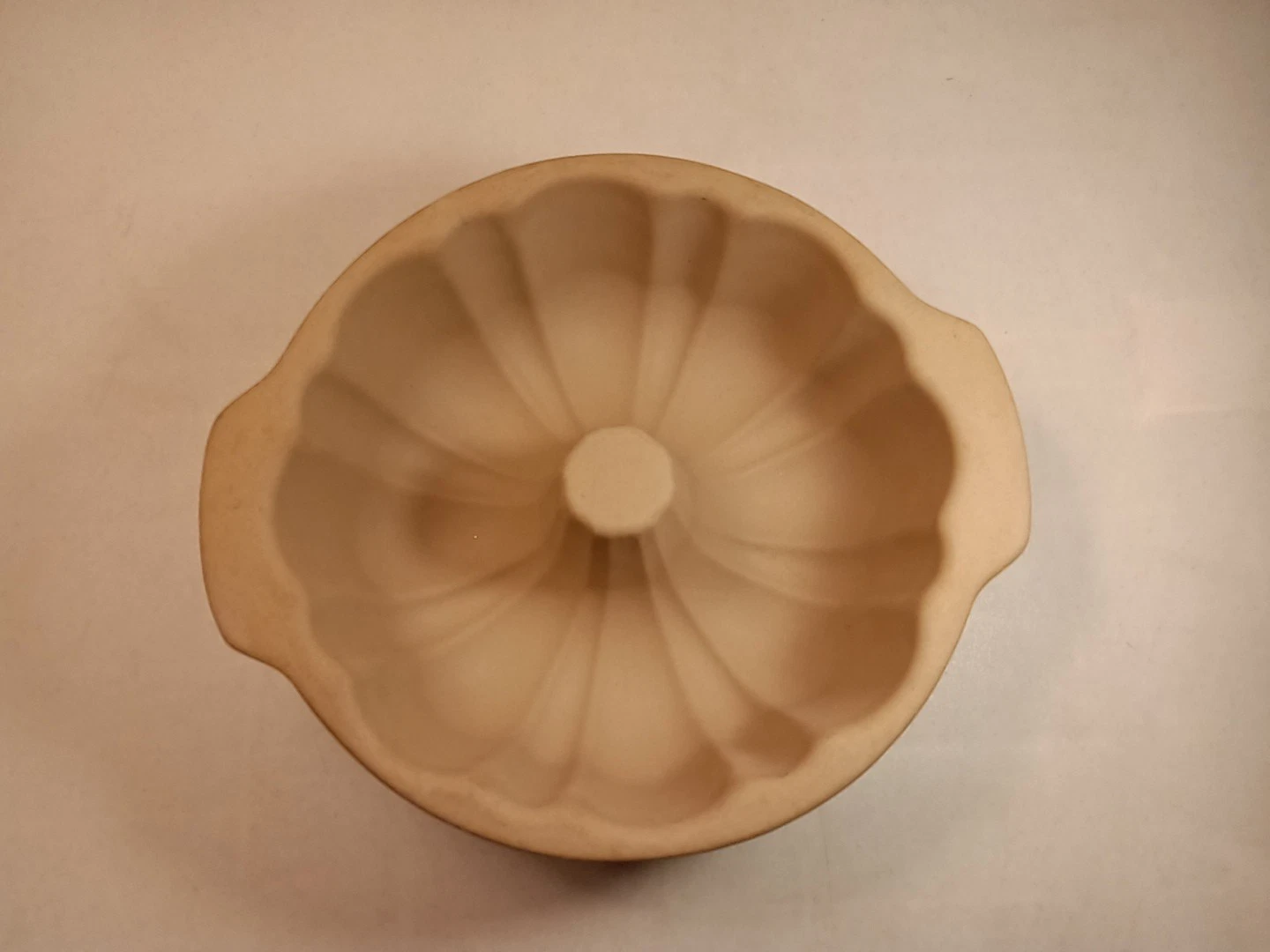 Pampered Chef Stoneware 10" Fluted Bundt Cake Pan