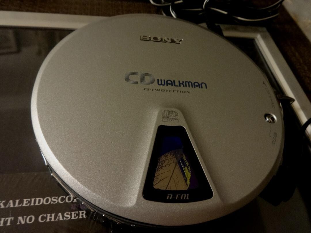 SONY CD Walkman D-E01 Portable CD Player Model with AC