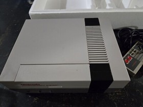 Nintendo NES Action Set System Console Complete in Box CIB Zapper Mario Duck