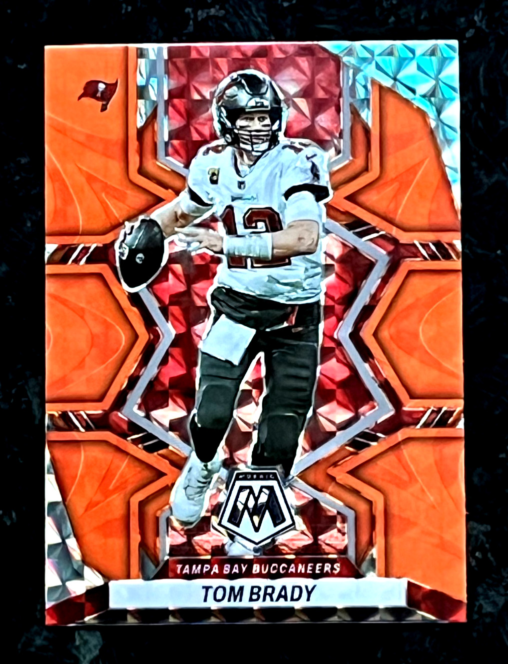2022 Panini Mosaic Tom Brady Reactive Orange Prizm Parallel Buccaneers #182