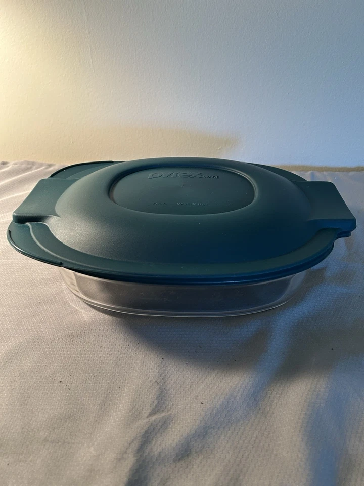 Pyrex Portable 702-PC, 2 Qt 2L Glass Casserole & Plastic Lid W/Insulated Carrier - Image 2 of 4