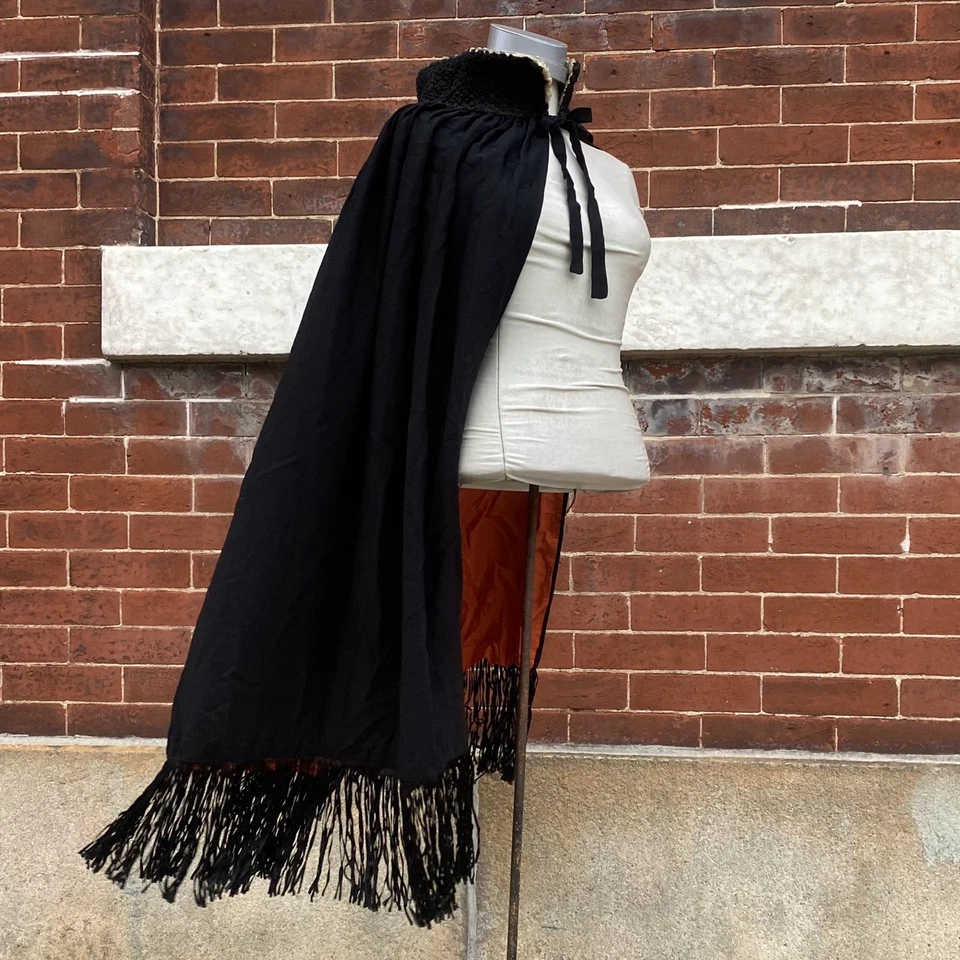 Antigua capa reversible de seda naranja y negra de la década de 1860 con cuello de lana rizado Foto 3 de 4