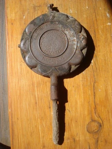 Vintage ALFRED ANDRESEN Griswold Heart Shaped Cast Iron Waffle Maker MISSPELLING
