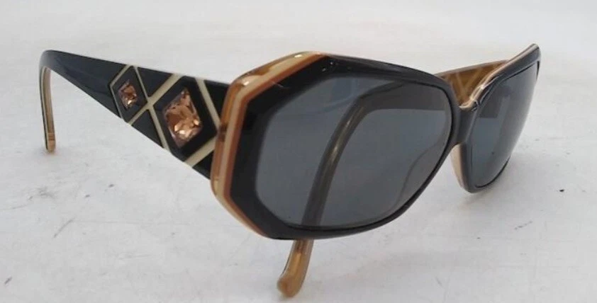 Gafas de sol Cynthia Rowley para mujer negras y castaño rojizo con marco de plástico de pedrería Foto 3 de 4