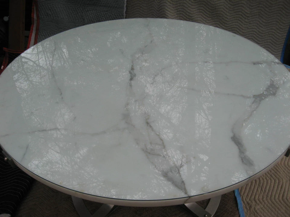 Mesa base pedestal de acero cromado con tapa redonda industrial moderna de mármol y vidrio de 54" Foto 2 de 4