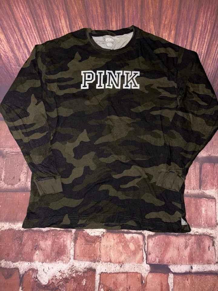 VS PINK Conjunto Mediano Victoria’s Secret Campus Camiseta Leggings Camuflaje Negro Logo Foto 2 de 4