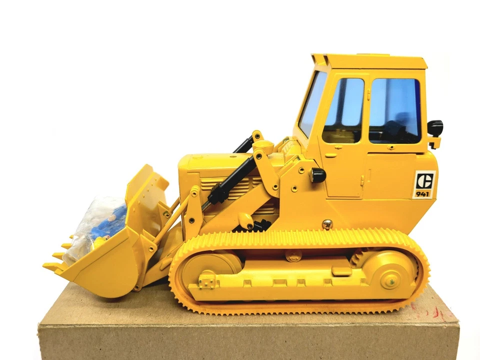 Caterpillar Cat 941 Track Loader - Yellow NZG 1:24 Scale Diecast Model #108 New - Image 2 of 3