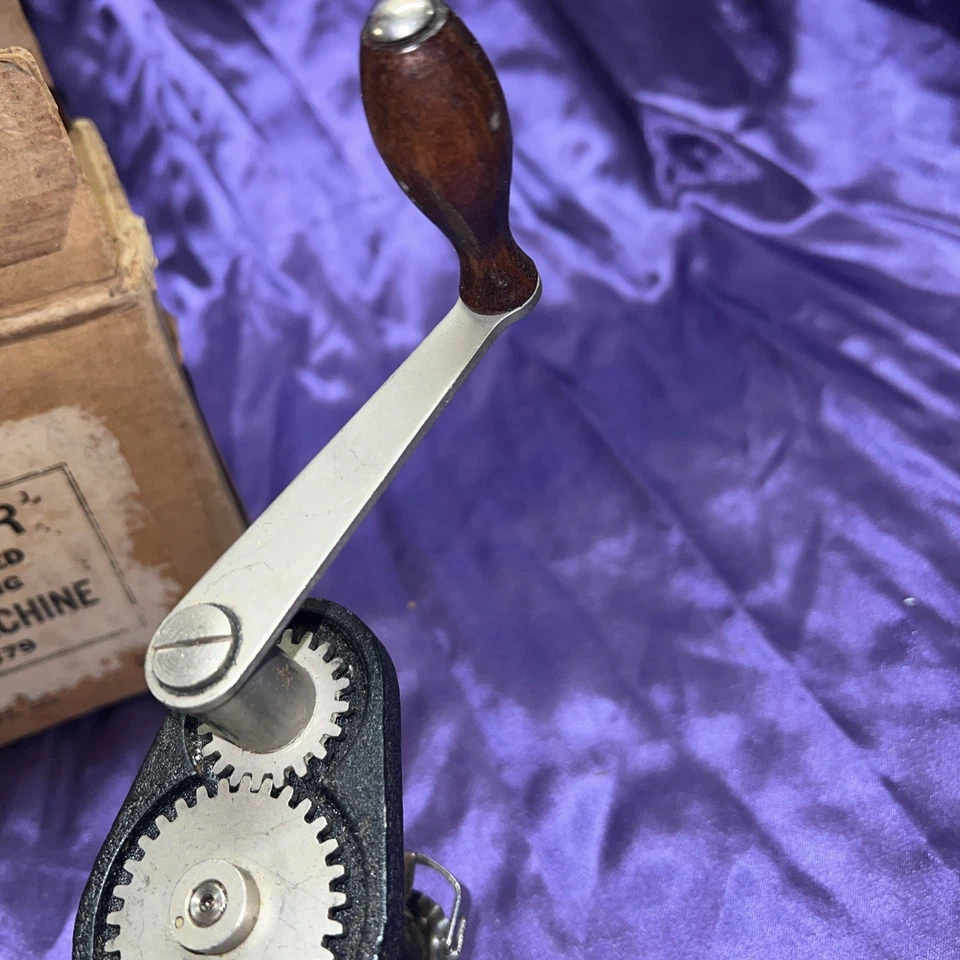 Raro rodamiento de bolas vintage SINGER SIMANCO accesorio rosado operado a mano EE. UU. Foto 4 de 4