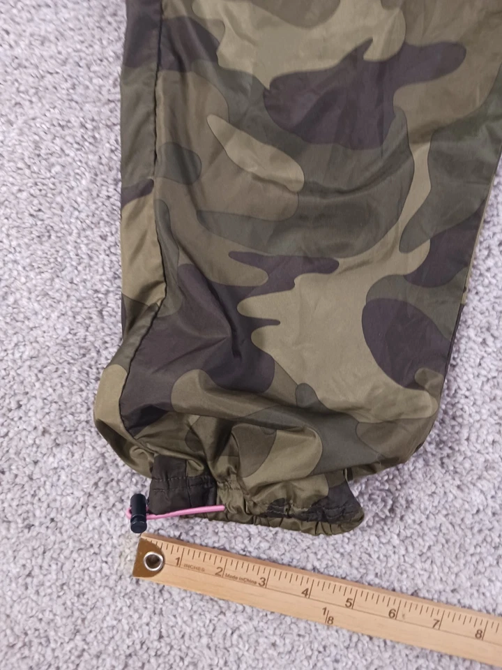 Pantalones medianos para mujer Almost Famous verde camuflaje forrados de poliéster Foto 3 de 4