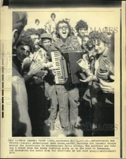 1973 Press Photo Dudu Dotan entertains Israeli troops in southwestern Syria.