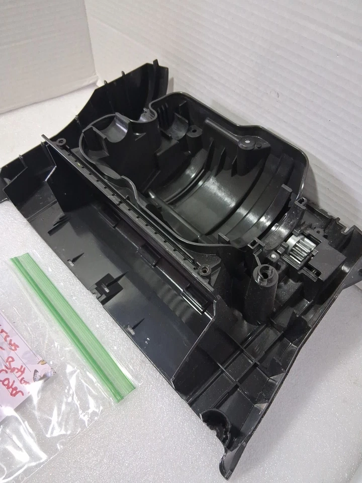 Estuche de motor inferior y tornillos para aspiradora de salsa Miele S7280 pieza de repuesto Foto 3 de 4