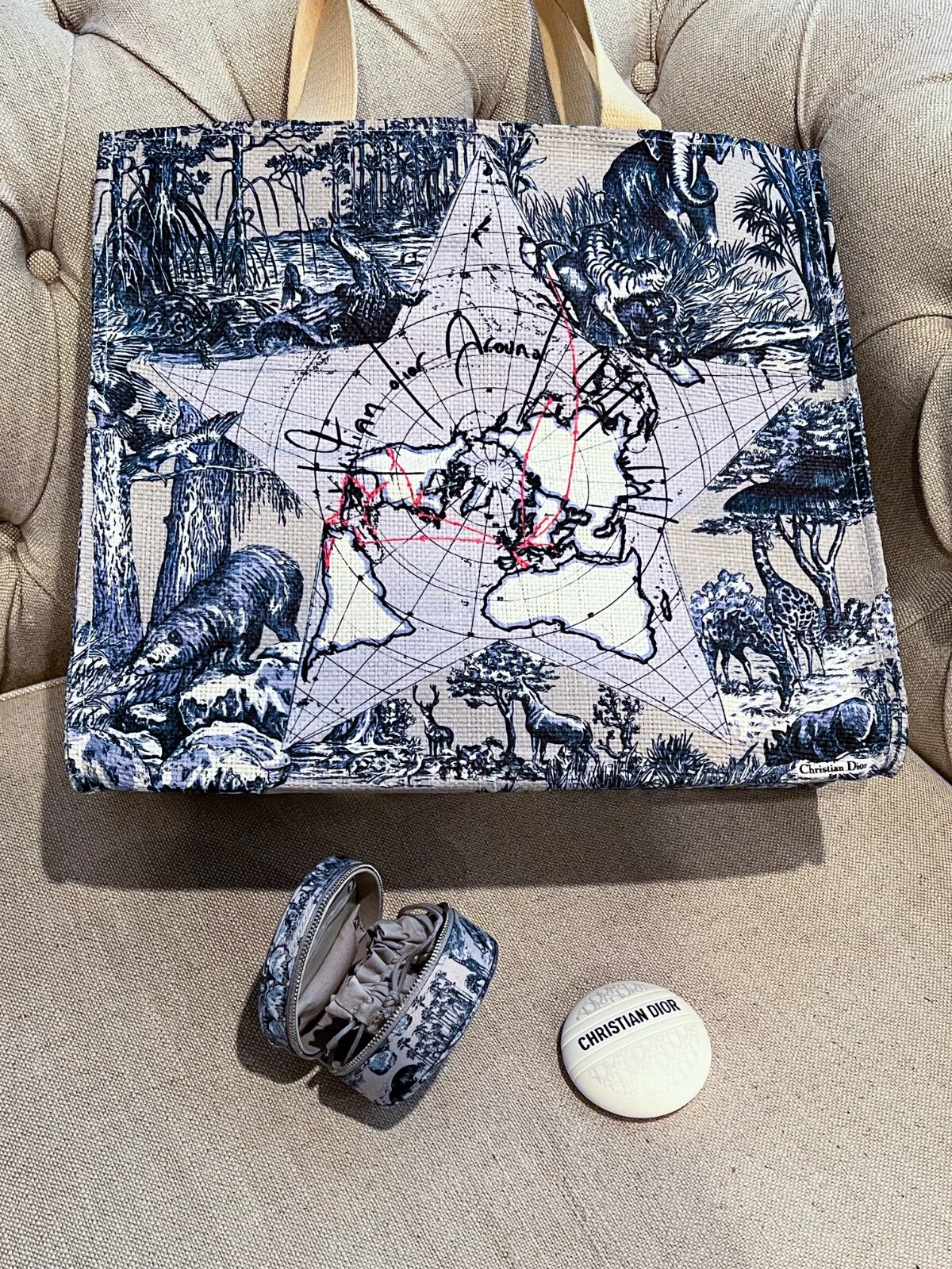 Sac fourre tout et étui à bijoux Dior avec le baume