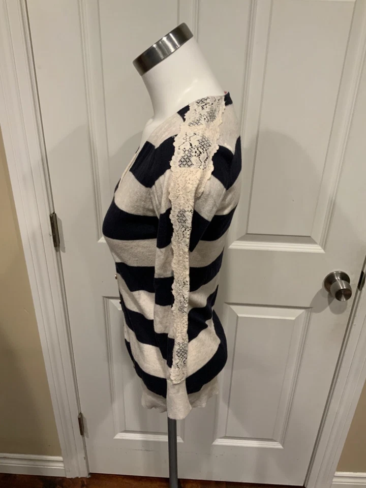 Cárdigan tejido fino a rayas azul y tostado Charlotte Tarantola con encaje, talla S Foto 4 de 4