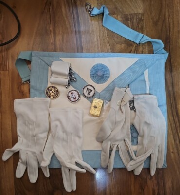 Konvolut Freimaurerartikel 3 Medaillons, Geldhalter, zwei Handschuhe und Schürze